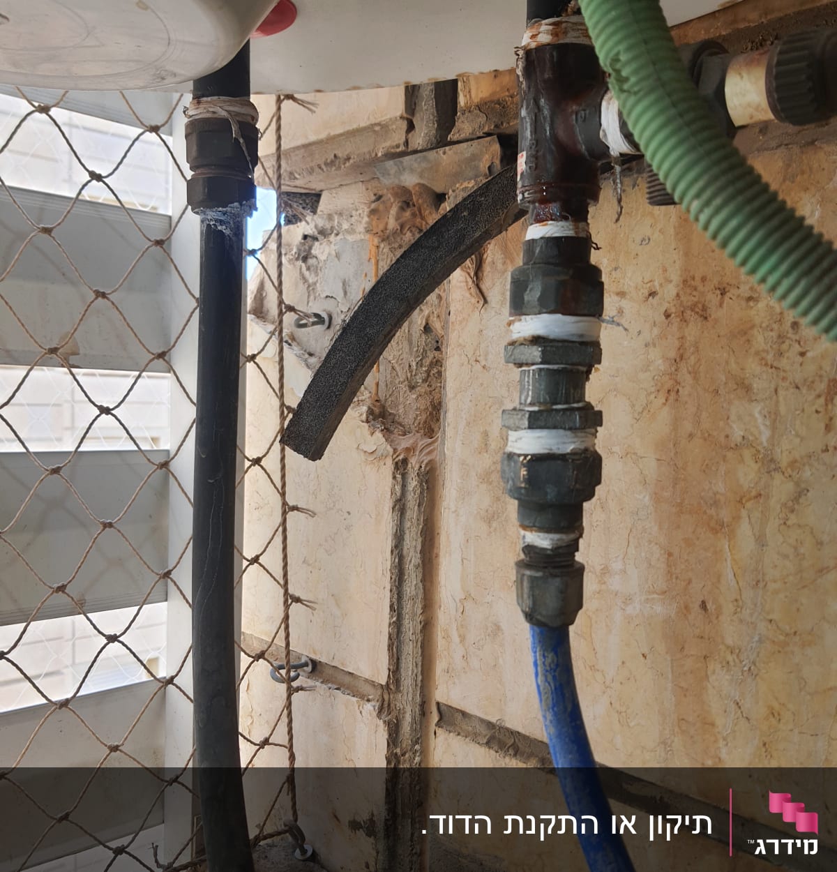 צינורות ומחברים של דוד שמש על קיר